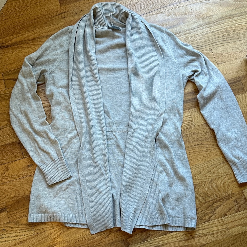 Women's Gapbody size medium Gray Sweater